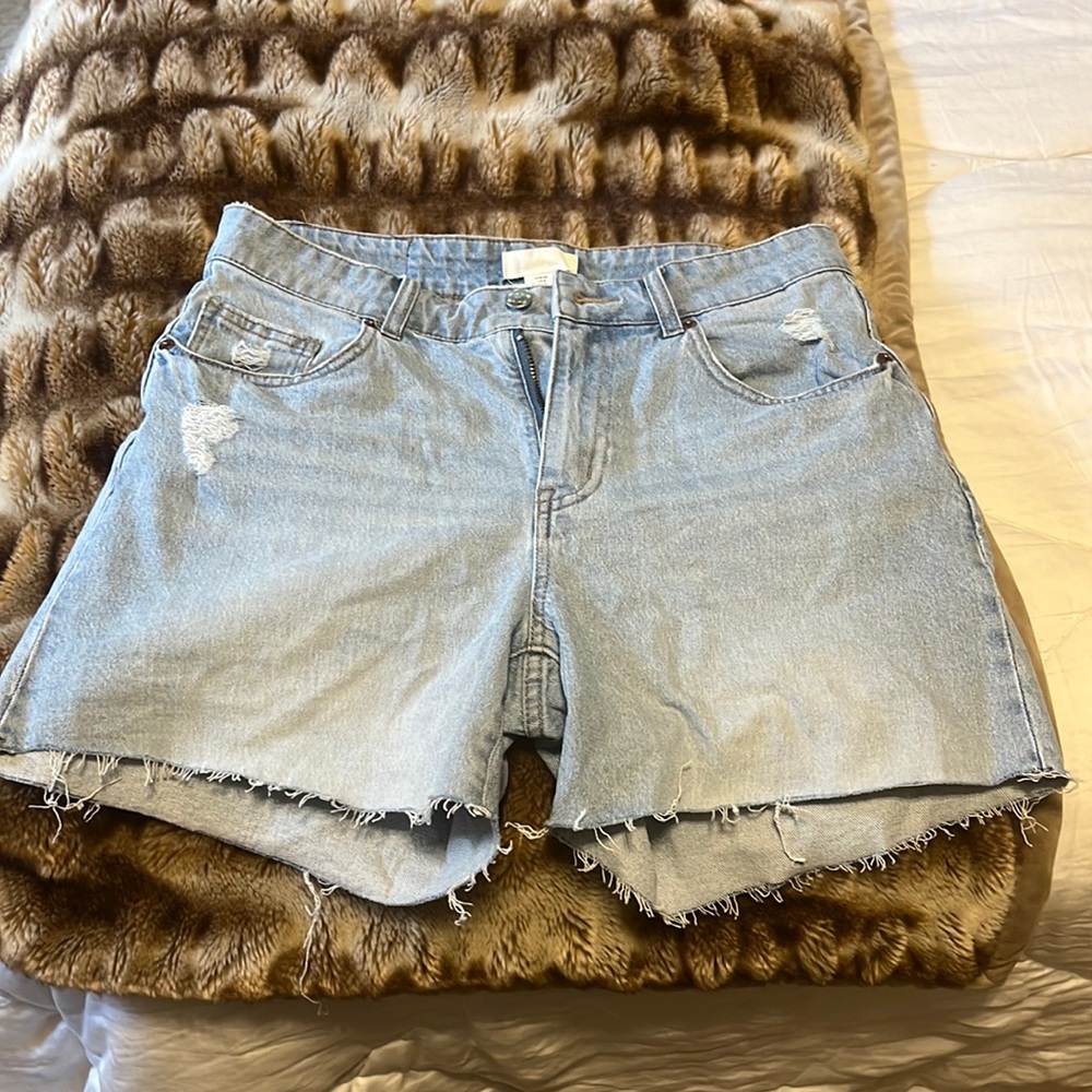 H&M light wash denim shorts… size US 8 but fits more like a US 6